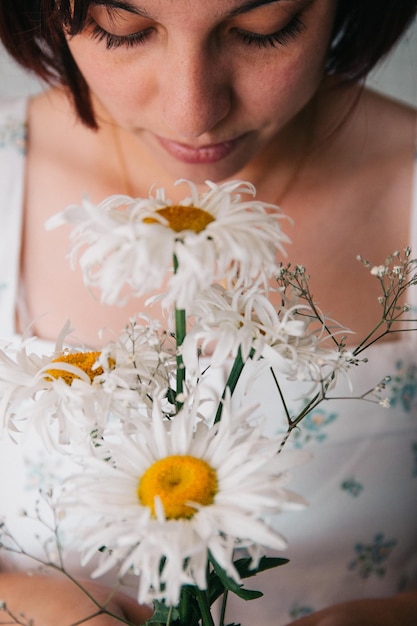 Close-up van vrouw met bloeiende plant
