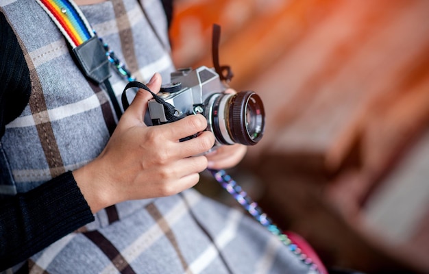 Foto close-up van vrouw met camera