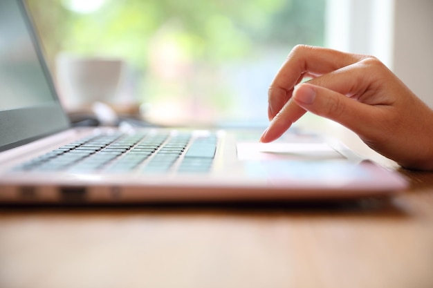 Close-up van vrouw met laptop op tafel