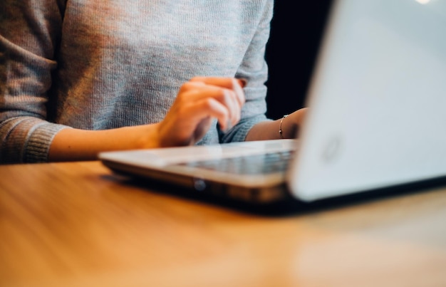 Close-up van vrouw met laptop