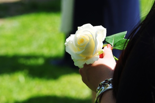 Foto close-up van vrouw met roosbloem