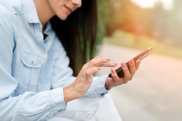 Foto close-up van vrouw met smartphone