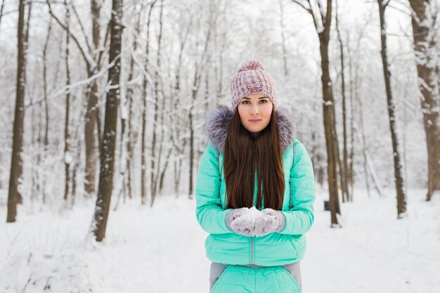 Close up van vrouw met sneeuw Kerstmis background