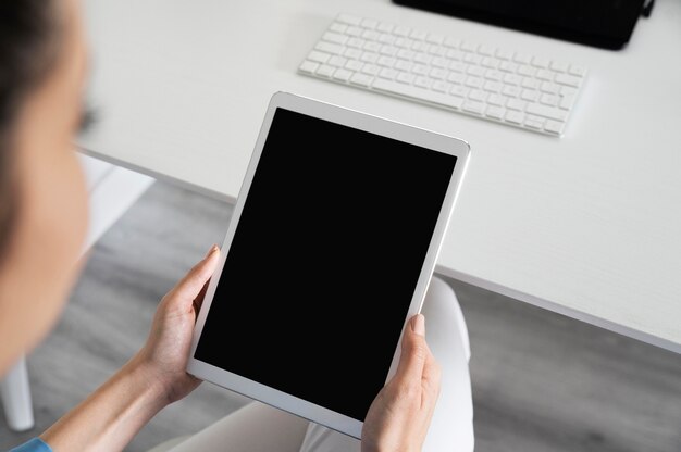 Foto close-up van vrouw met tablet