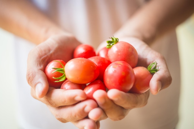 Close-up van vrouw met tomaten