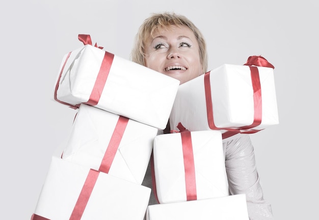 Foto close-up van vrouw met veel geschenkdozen