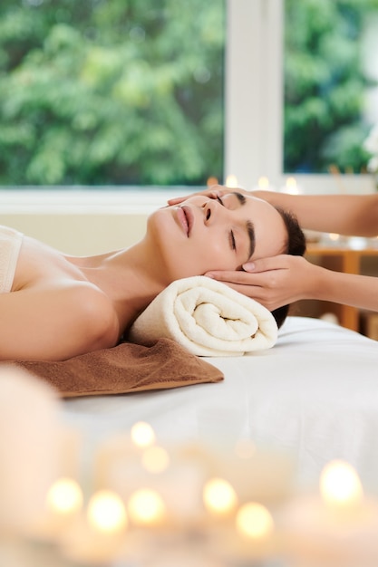 Close-up van vrouw ontspannen tijdens spa massage in spa salon