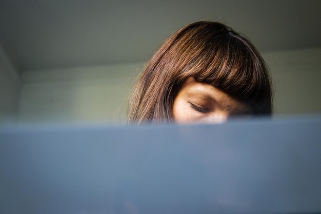 Foto close-up van vrouw thuis