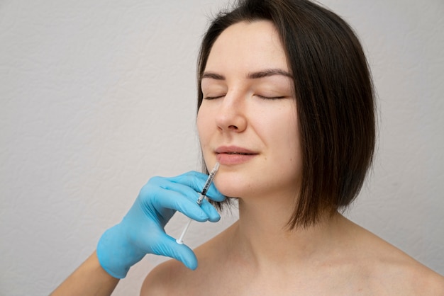 Foto close-up van vrouw tijdens lipvullerprocedure