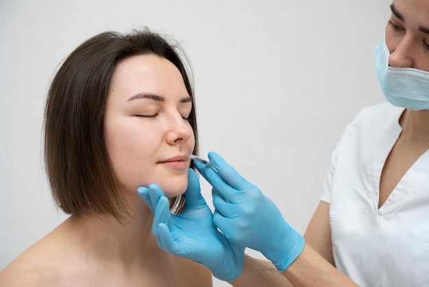 Foto close-up van vrouw tijdens lipvullerprocedure
