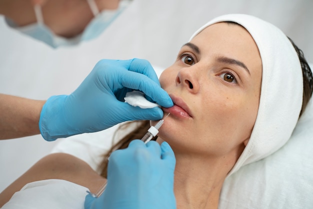 Foto close-up van vrouw tijdens lipvullerprocedure