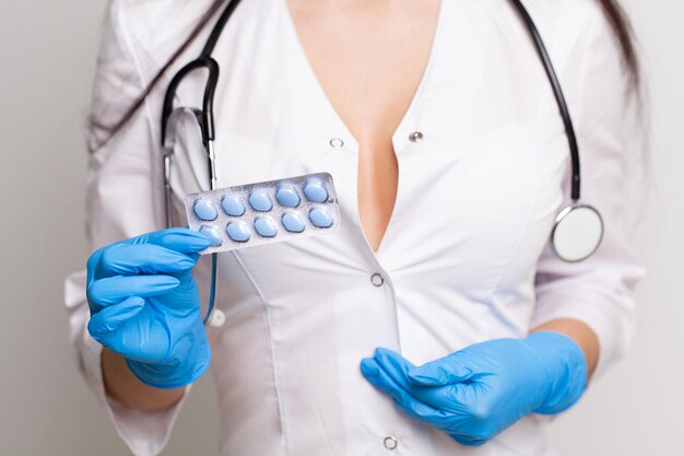 Close up van vrouwelijke arts met pil voor de gezondheid van mannen.