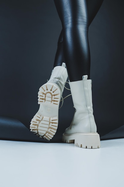 Close-up van vrouwelijke benen in stijlvolle mode lederen witte veterschoenen Nieuwe seizoenscollectie winterschoenen voor dames