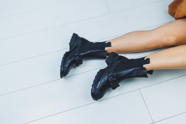Close-up van vrouwelijke benen in zwarte leren laarzen Herfstschoenen voor dames
