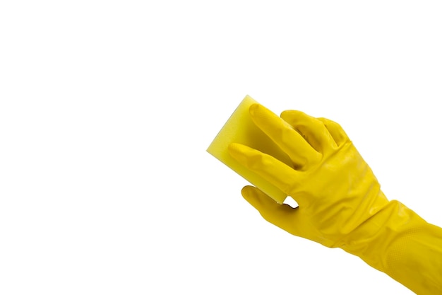 Foto close-up van vrouwelijke hand in gele beschermende rubberen handschoen met groene reinigingsspons tegen een witte geïsoleerde achtergrond