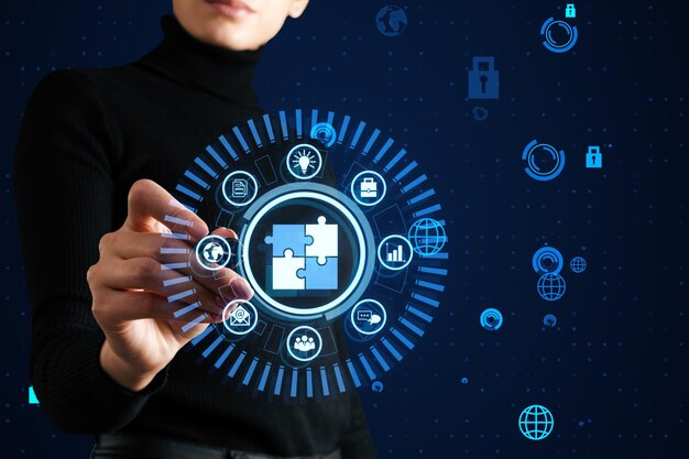 Close-up van vrouwelijke hand met behulp van creatief rond data management hologram met puzzel op donkere achtergrond Data business hud en cloud concept