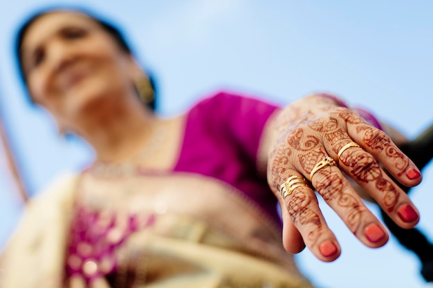 Foto close-up van vrouwelijke hand met henna tatoeage