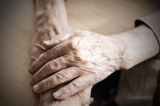 Foto close-up van vrouwelijke hand op de muur