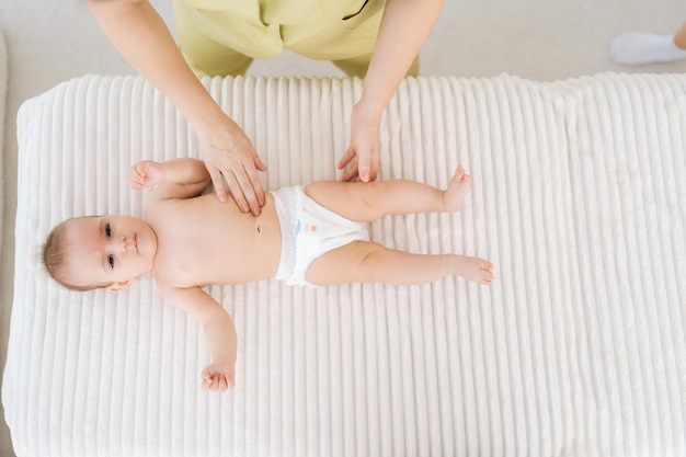 Close-up van vrouwelijke handen die massage doen aan baby baby