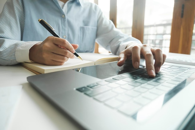 Close-up van vrouwelijke handen met behulp van computerlaptop voor online werken