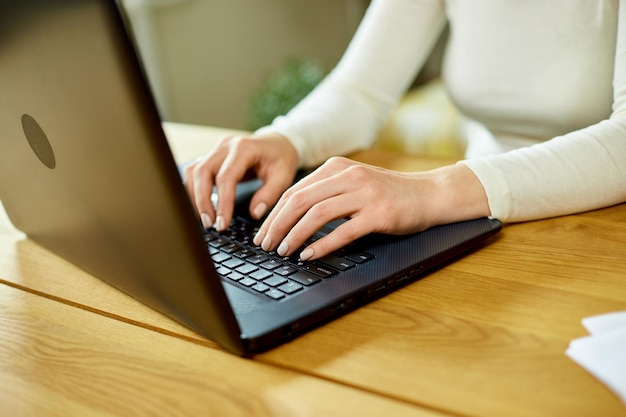 Close-up van vrouwelijke handen zoeken op laptop vrouw die online werkt