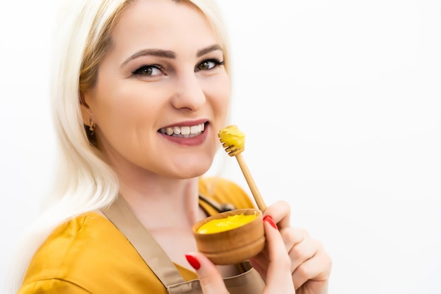 close-up van vrouwelijke mond en lepel met honing