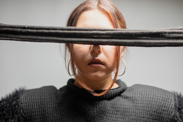 Foto close-up van vrouwelijke ogen bedekt met touwen
