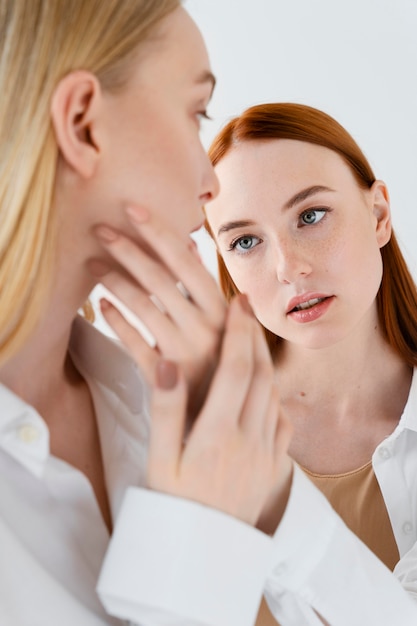 Close-up van vrouwen die naar elkaar kijken