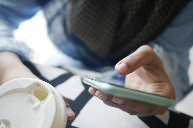 close-up van vrouwen hand met slimme telefoon