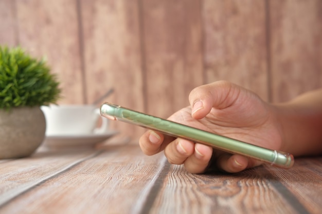 Close up van vrouwen hand met slimme telefoon