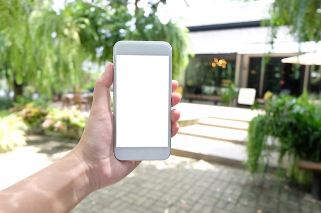 Close-up van vrouwen handen met mobiele telefoon leeg kopie ruimte scherm. slimme telefoon met technologieconcept