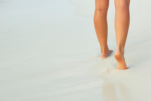 Close up van vrouwenbeen op het strand vrouwenvoeten die op het zand lopen voet femaleskin care