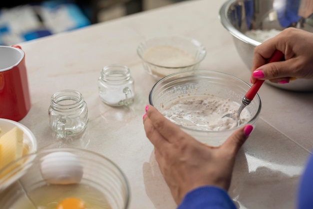 Close-up van vrouwenhanden die gist mengen om brood te maken