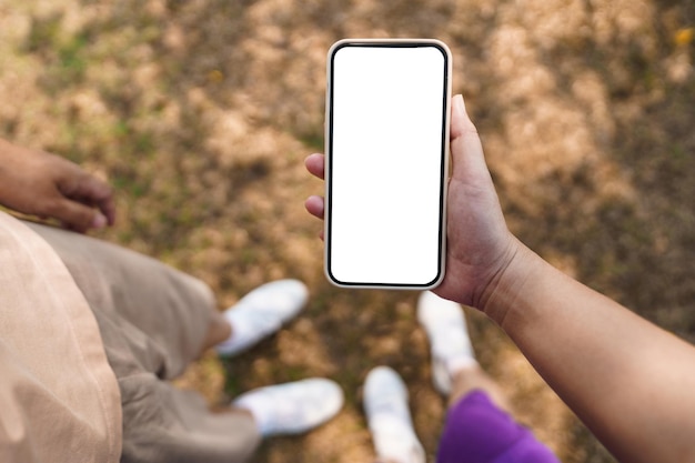 Close-up van vrouwenhanden met mobiele telefoon blanco kopie ruimte scherm slimme telefoon met technologie