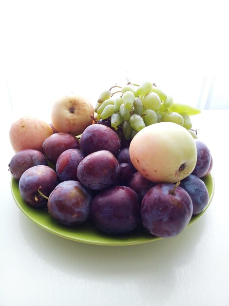 Foto close-up van vruchten op een bord