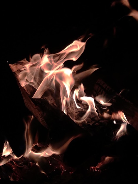 Foto close-up van vuur in het donker