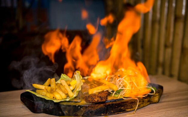 Close-up van vuur op tafel