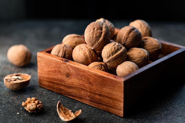 Close-up van walnoten in een schelp in een houten kist op een tafel