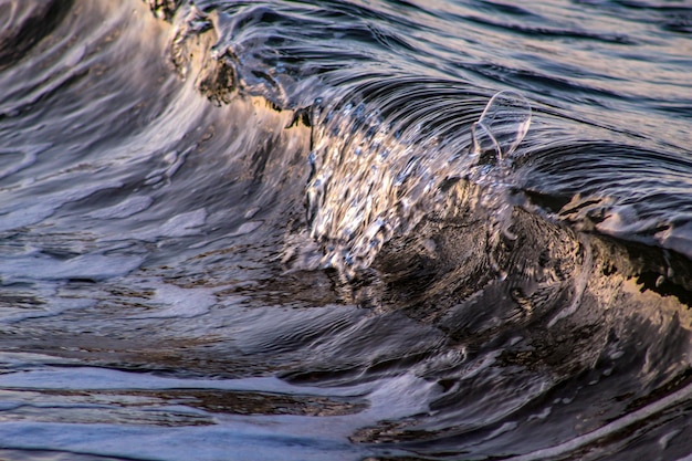 Foto close-up van water dat door rotsen stroomt