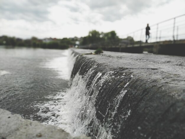 Foto close-up van water dat in de rivier spat tegen de lucht