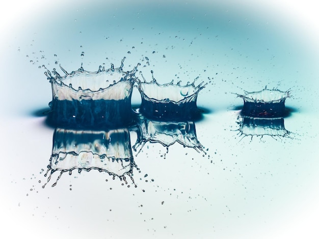 Foto close-up van water dat op glas spat