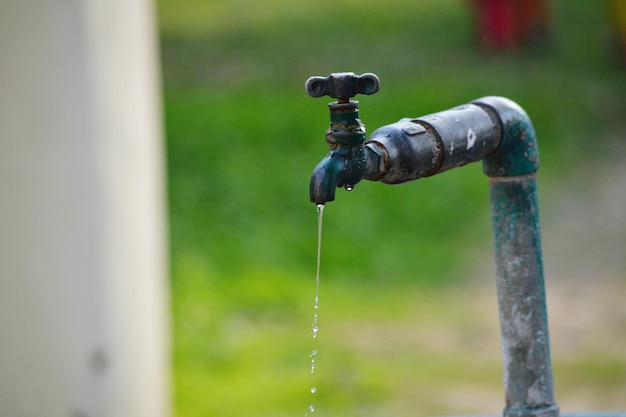 Foto close-up van water dat uit de kraan valt