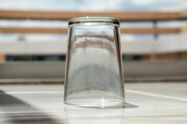 Foto close-up van water in een glas op tafel