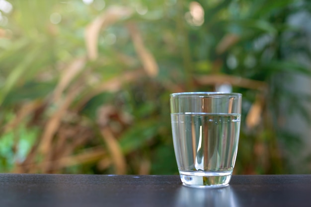 Close-up van water in een glas op tafel