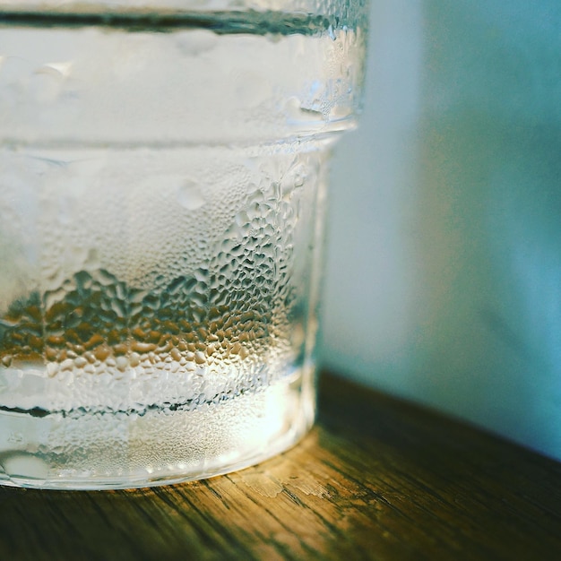 Foto close-up van water in een glas op tafel