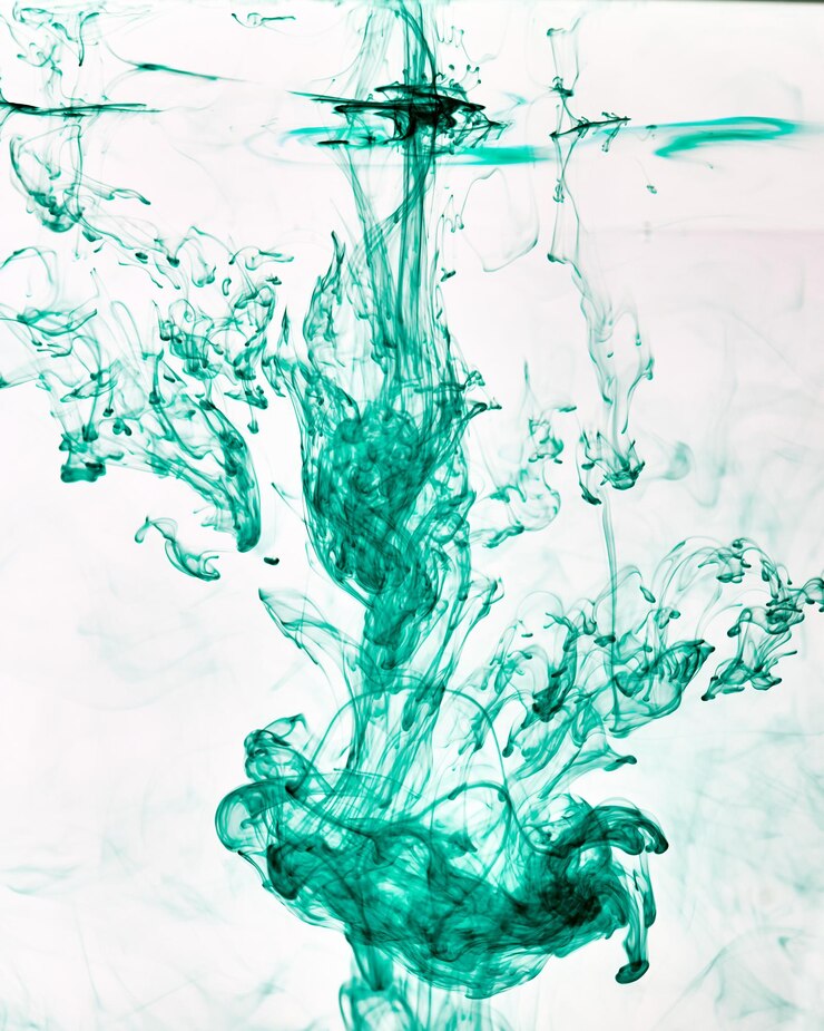 Foto close-up van water spetteren tegen blauwe achtergrond