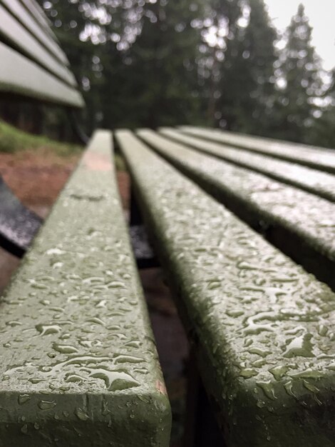 Foto close-up van waterdruppels op een bankje