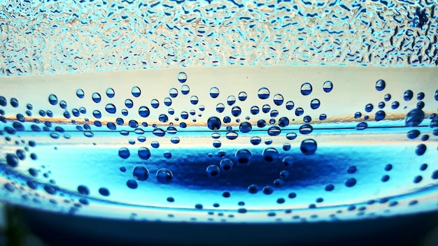 Foto close-up van waterdruppels op een blauw oppervlak