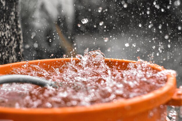 Foto close-up van waterdruppels op een emmer