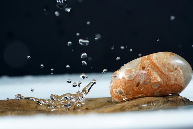 Foto close-up van waterdruppels op een glazen tafel